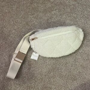New with tags. Never used. White sherpa Shiraleah cross body bag